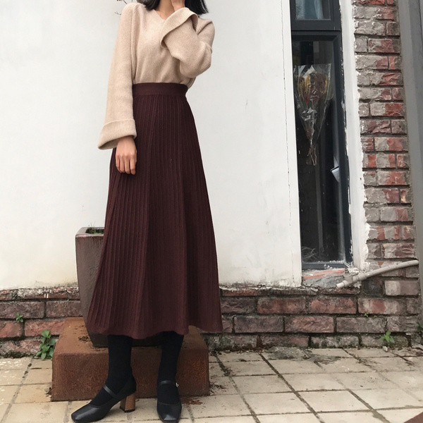 Hosszú, kivágott kötött szoknya, magas derékkal