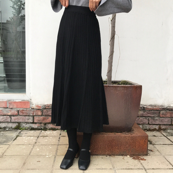 Hosszú, kivágott kötött szoknya, magas derékkal