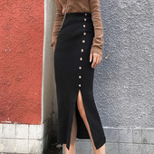 Hosszú testhezálló szoknya magas derékkal, hasítékkal és gombokkal