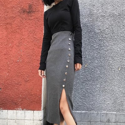 Hosszú testhezálló szoknya magas derékkal, hasítékkal és gombokkal