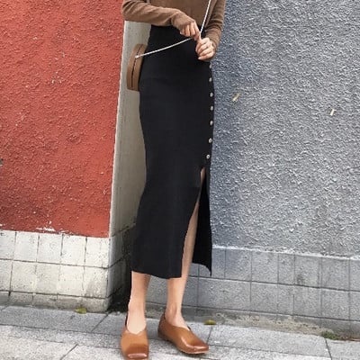 Hosszú testhezálló szoknya magas derékkal, hasítékkal és gombokkal