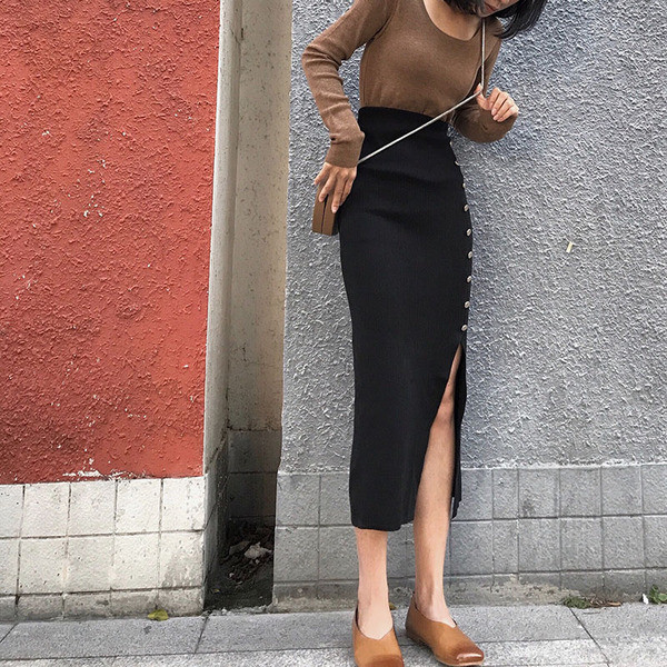 Hosszú testhezálló szoknya magas derékkal, hasítékkal és gombokkal