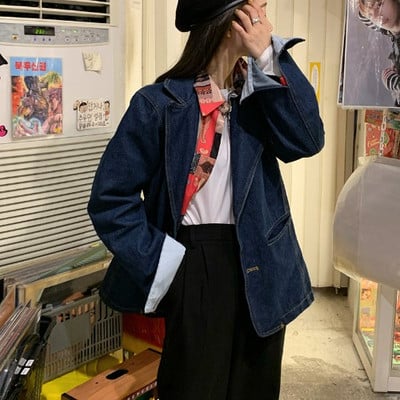 Modern női farmerdzseki sötét színű gombokkal