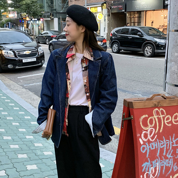 Modern női farmerdzseki sötét színű gombokkal