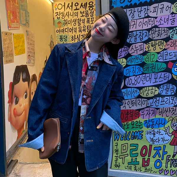 Modern női farmerdzseki sötét színű gombokkal