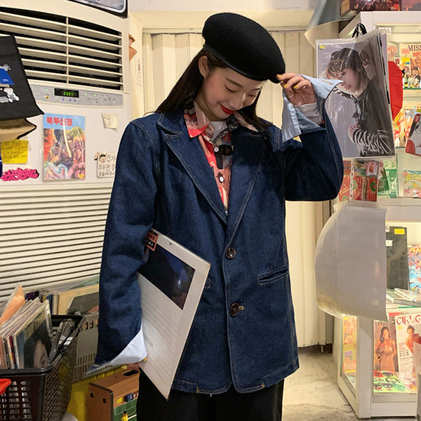 Modern női farmerdzseki sötét színű gombokkal