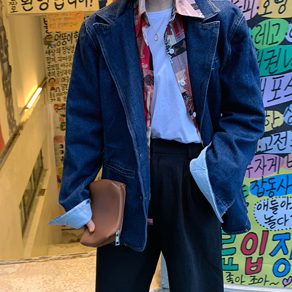 Modern női farmerdzseki sötét színű gombokkal