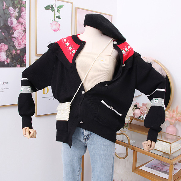 Cardigan casual de dama cu nasturi si motive florale in negru