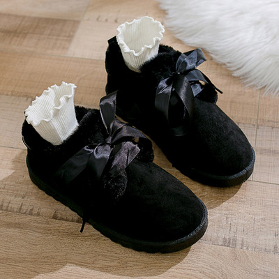 Modern női téli cipő bézs és fekete színben, hímzéssel és puha béléssel