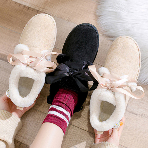 Modern női téli cipő bézs és fekete színben, hímzéssel és puha béléssel