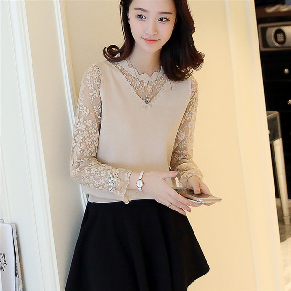 Μοντέρνο  γυναικείο πουλόβερ με δαντέλα σε λευκό, μαύρο και μπεζ χρώμα