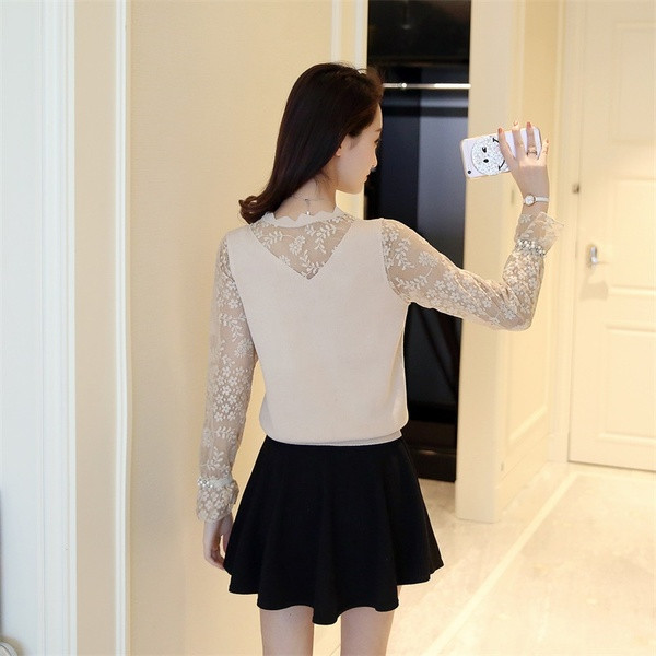 Μοντέρνο  γυναικείο πουλόβερ με δαντέλα σε λευκό, μαύρο και μπεζ χρώμα