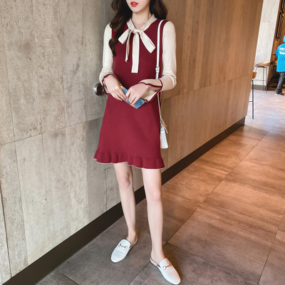 Modern női ruha nyakkendővel piros, fekete és barna színben