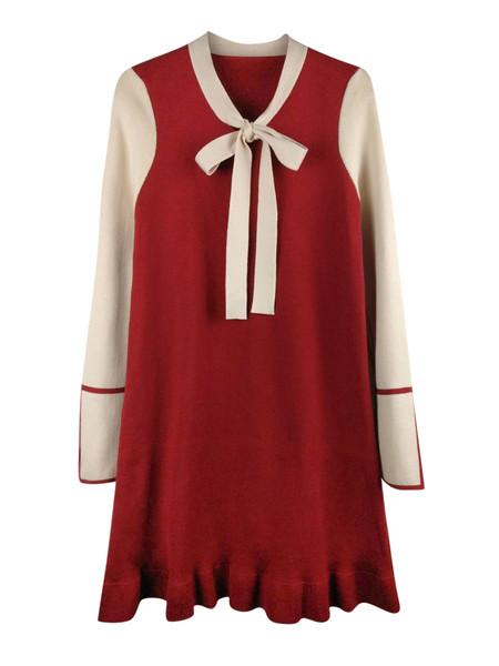 Modern női ruha nyakkendővel piros, fekete és barna színben