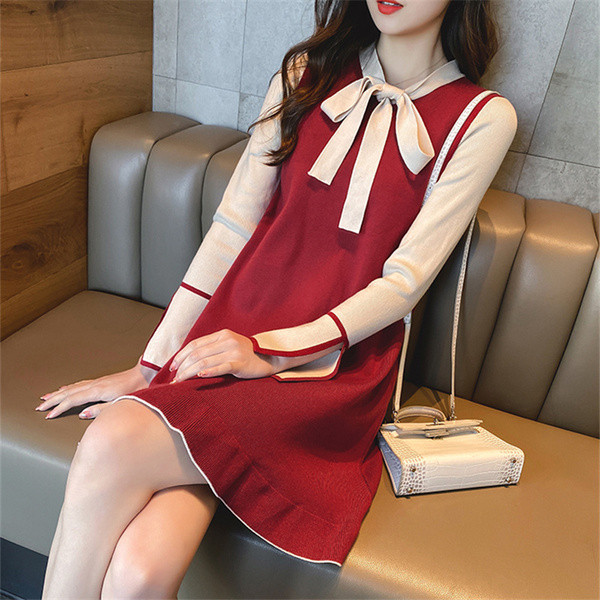 Modern női ruha nyakkendővel piros, fekete és barna színben