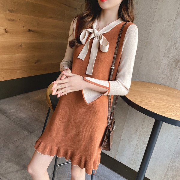 Modern női ruha nyakkendővel piros, fekete és barna színben