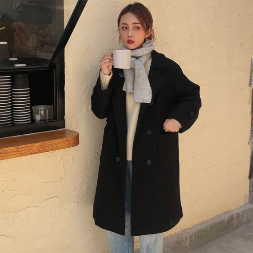 Fekete hosszú női kabát gombokkal és zsebekkel