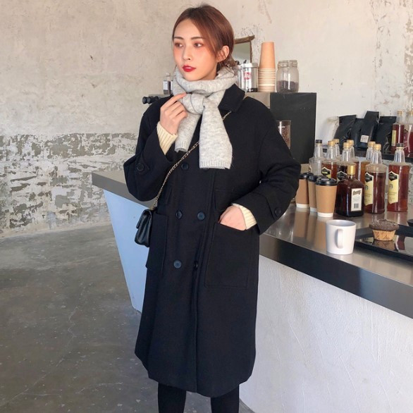 Fekete hosszú női kabát gombokkal és zsebekkel