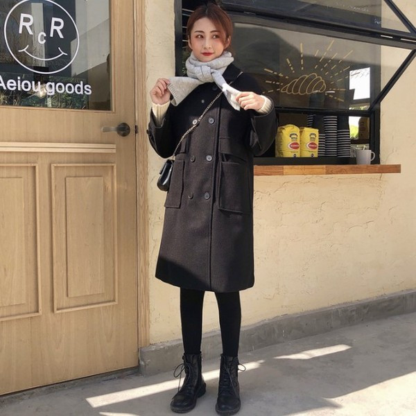 Fekete hosszú női kabát gombokkal és zsebekkel