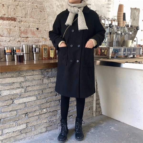 Fekete hosszú női kabát gombokkal és zsebekkel