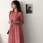 Hosszú, modern rózsaszín ruha virágmintával