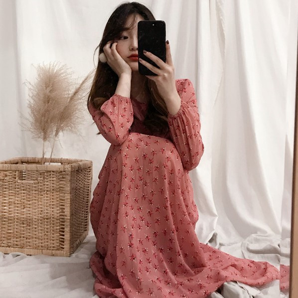 Hosszú, modern rózsaszín ruha virágmintával