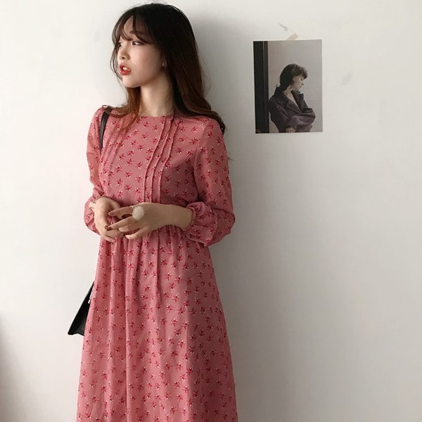 Hosszú, modern rózsaszín ruha virágmintával