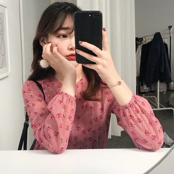 Hosszú, modern rózsaszín ruha virágmintával