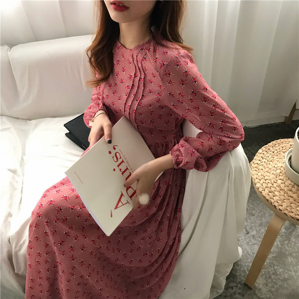 Hosszú, modern rózsaszín ruha virágmintával