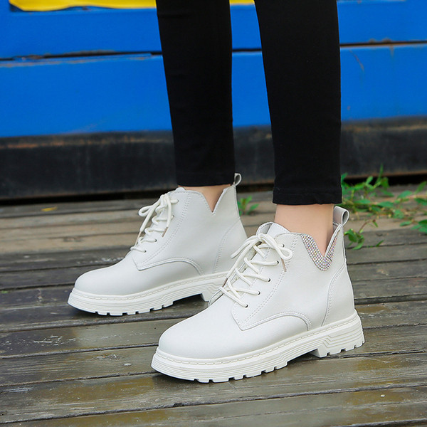 Έκο δερμάτινες γυναικείες μπότες με επίπεδη σόλα σε μαύρο και άσπρο χρώμα