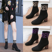 Modern női csizma vastag sarkú fekete felirattal