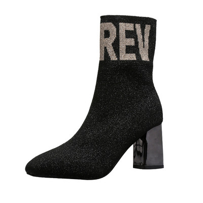 Modern női csizma vastag sarkú fekete felirattal