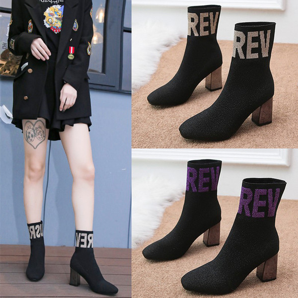 Modern női csizma vastag sarkú fekete felirattal