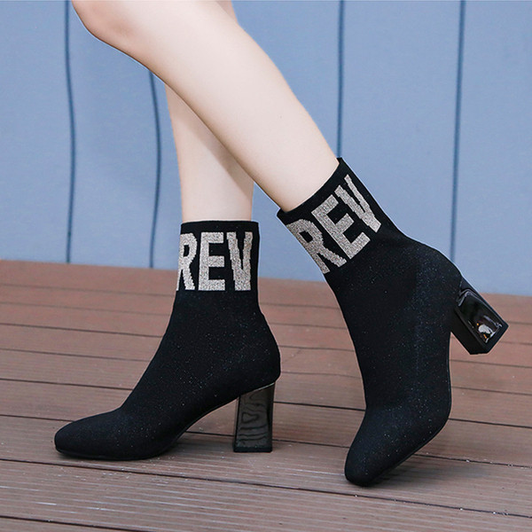 Modern női csizma vastag sarkú fekete felirattal