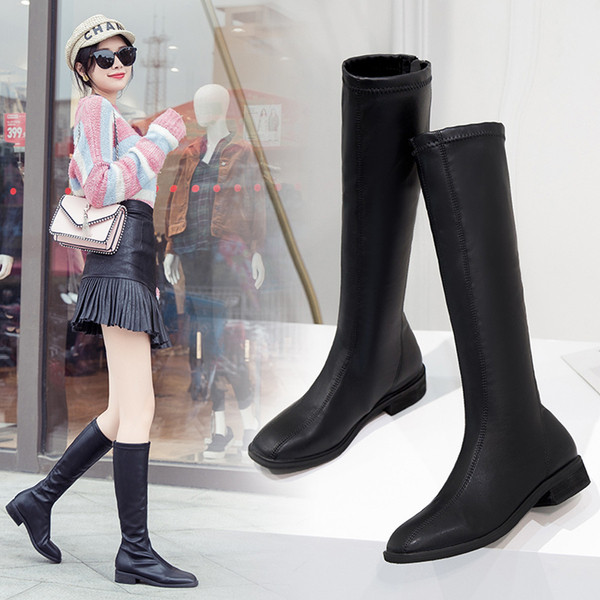 Bőr női csizma alacsony vastag sarkú fekete színben