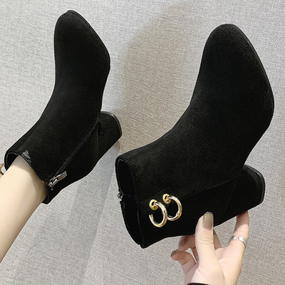 Modern női csizma öko velúrból, cipzárral és fekete fém elemmel