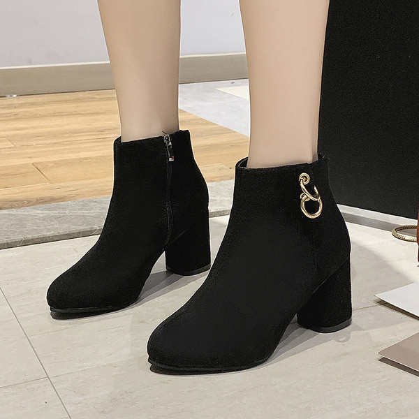 Modern női csizma öko velúrból, cipzárral és fekete fém elemmel