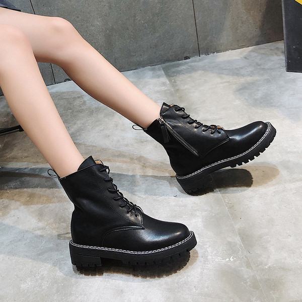 Bőr női téli csizma fűzős fekete-fehér színben