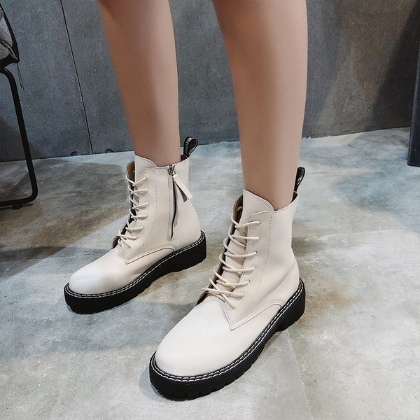 Bőr női téli csizma fűzős fekete-fehér színben