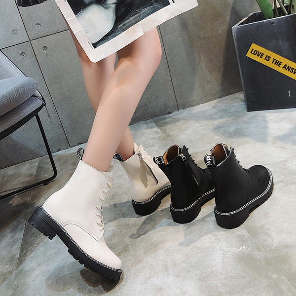 Bőr női téli csizma fűzős fekete-fehér színben