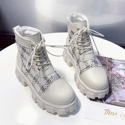 Stílusos női csizma fűzővel és durva talppal, bézs és fekete színben