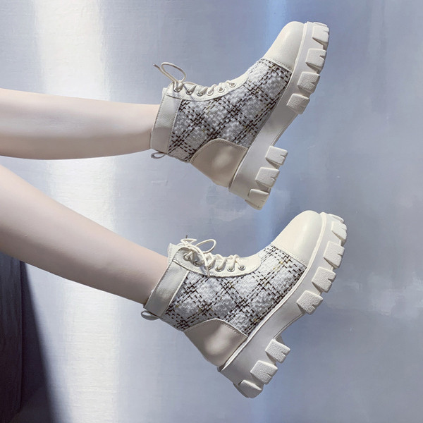 Stílusos női csizma fűzővel és durva talppal, bézs és fekete színben