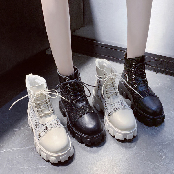 Stílusos női csizma fűzővel és durva talppal, bézs és fekete színben