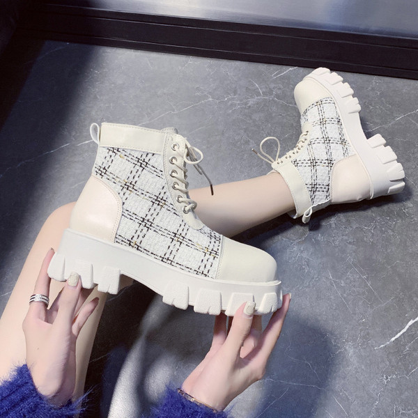 Stílusos női csizma fűzővel és durva talppal, bézs és fekete színben