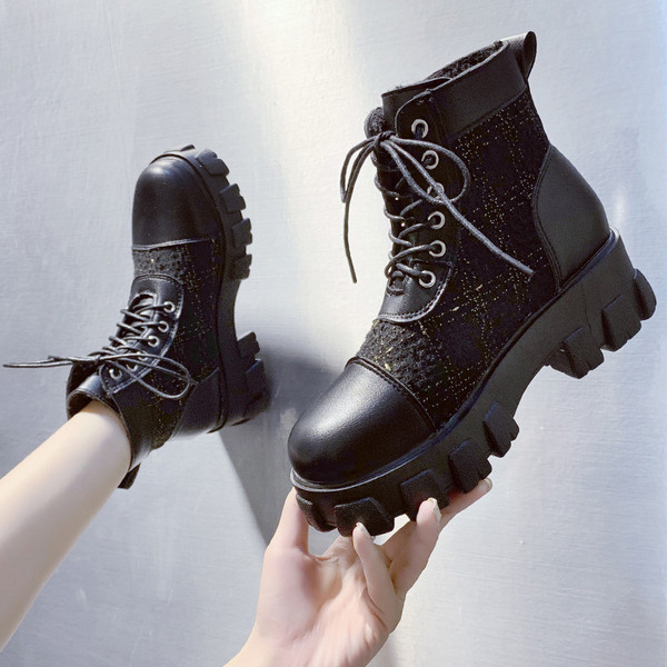 Stílusos női csizma fűzővel és durva talppal, bézs és fekete színben