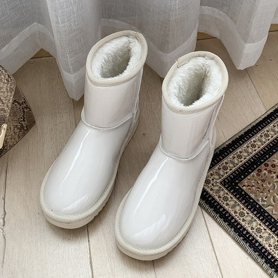 Stílusos női csizma lapos talppal és puha béléssel, ezüst, fehér és fekete színben