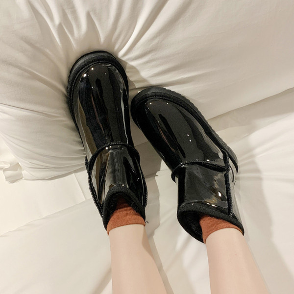 Stílusos női csizma lapos talppal és puha béléssel, ezüst, fehér és fekete színben