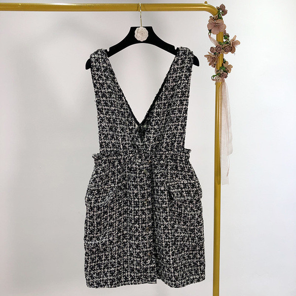 Rövid kockás ruha széles pántokkal és gombokkal