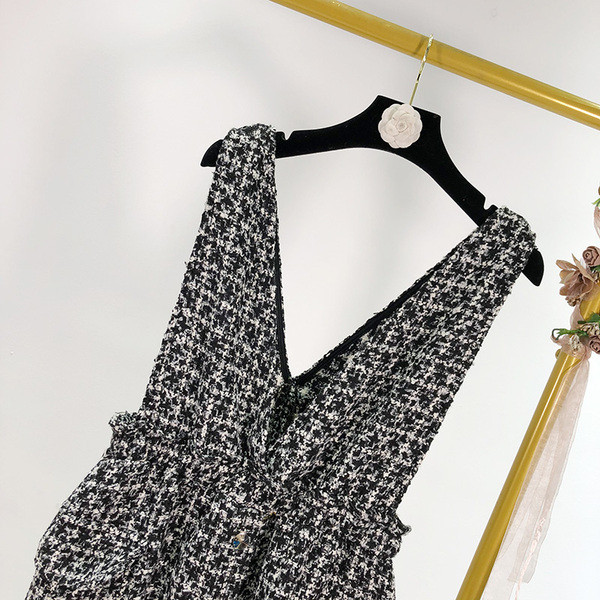 Rövid kockás ruha széles pántokkal és gombokkal