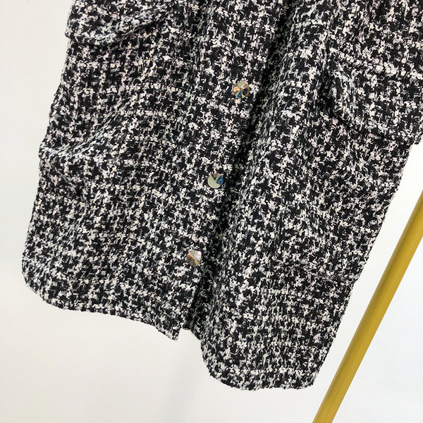 Rövid kockás ruha széles pántokkal és gombokkal